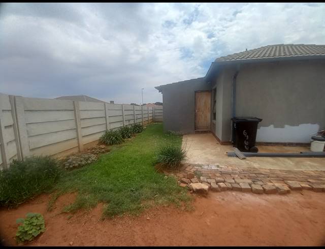 2 BEDROOM FREEHOLD FOR SALE IN CRYSTAL PARK